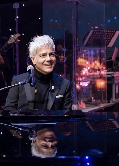 Marcello Cirillo sul palco durante un concerto